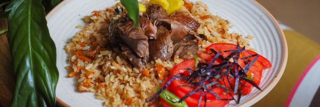Тарелка плова с мясом и овощами